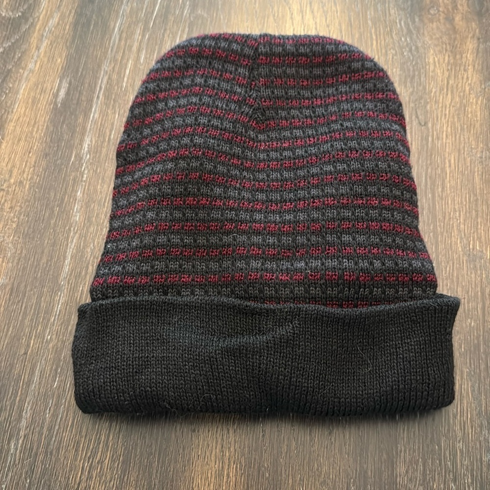 🟣 RED & BLACK KNIT BEANIE